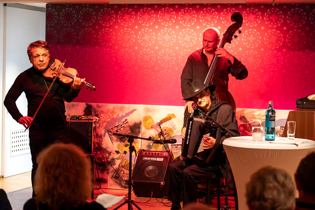 Markus Reinhardt: Geige, Janusch Hallema: Kontrabass und Gesang, Roger Moreno: Akkordeon, Gesang und musikalische Leitung